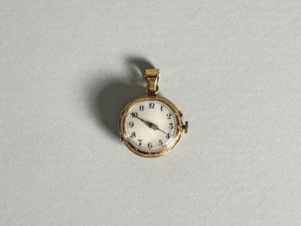 Uhr als Anhänger aus 18-karätigem Gold (750°/°°), 