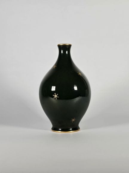 SEVRES, 1927
Bauchige Porzellanvase mit grüner, mi