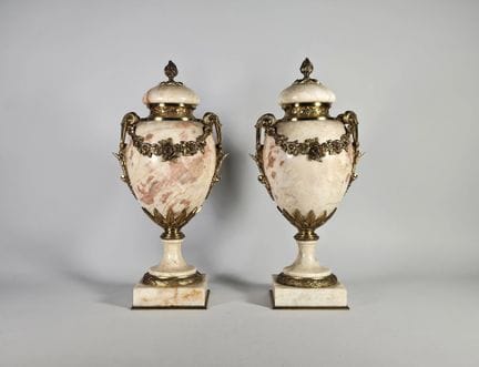 Ein Paar Marmor-Kassoleten mit vergoldeter Bronzef
