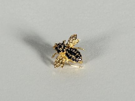 Kleine Brosche in Form einer Biene aus 18 Karat Ge