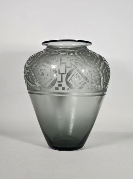 DAUM
Bedeutende Balustervase aus Glas mit eingravi