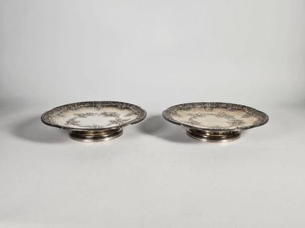 Pair of footed dishes with curved rims, made of re