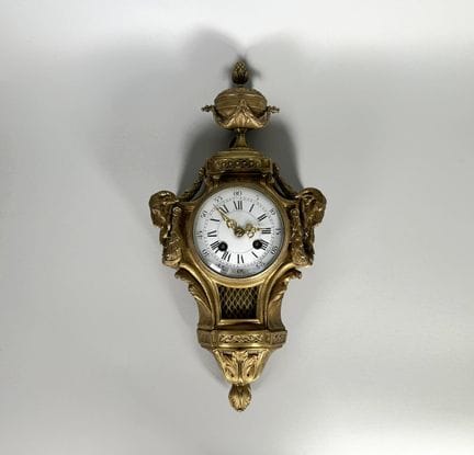 Wanduhr aus vergoldeter Bronze, verziert mit zisel