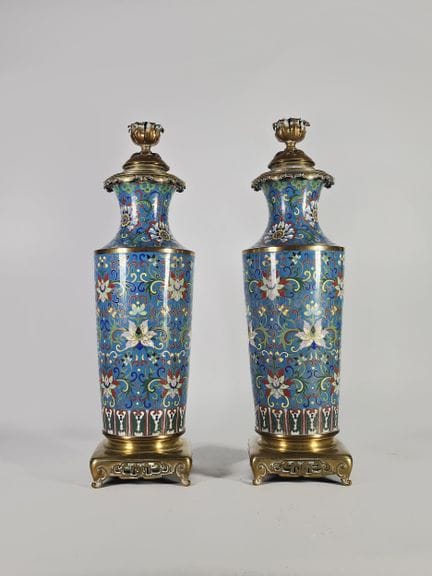 Ein Paar Vasen aus Bronze mit polychromer Cloisonn