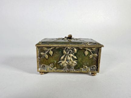 A.萨杜（20 世纪）
青铜镂空叶片印章盒，手柄为花蕾形状。已签名。
高：5 厘米 - 宽：8.5 