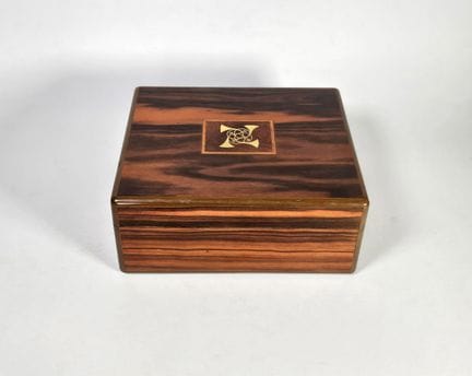 爱马仕（HERMES）巴黎与埃利·布卢（Elie Bleu）
玫瑰木贴面雪茄盒，盒盖以胡桃木纹为底，