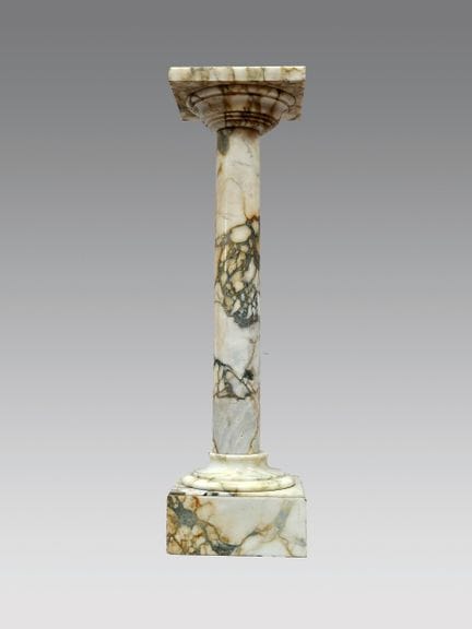 Marble stool with a square top. 
19th century.
H: 