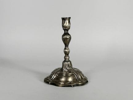 Flambeau en argent, la base mouvementée, à motifs 