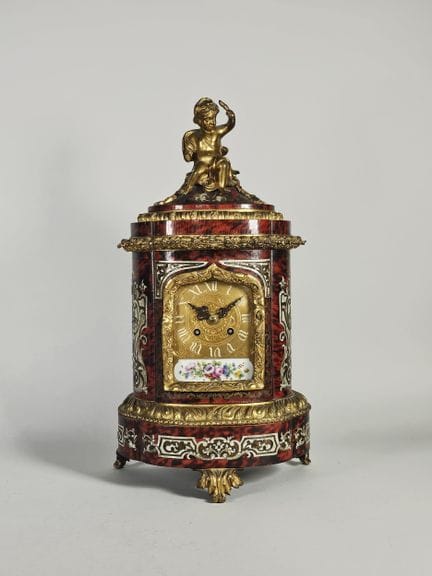 Vierblättrige Standuhr aus Schildpatt-, Perlmutt- 