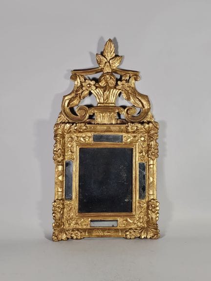 Petit miroir à parecloses et fronton sculpté et aj