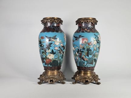 Ein Paar Vasen aus Cloisonné-Bronze mit Vogel- und