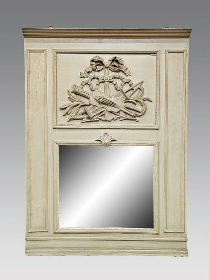 Trumeau en bois laqué, mouluré et sculpté d'attrib
