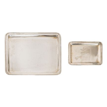 Ein Paar rechteckige Tabletts aus spanischem Silbe