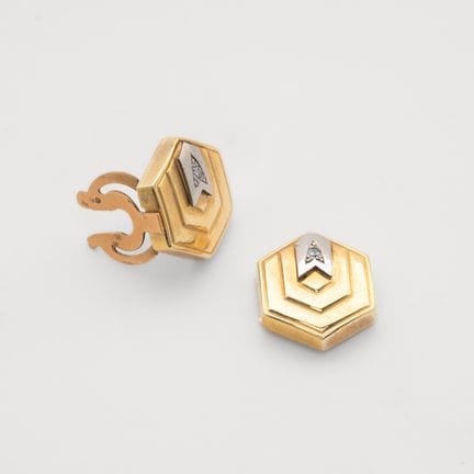 Two-tone gold exagonal button cap with brilliant-c