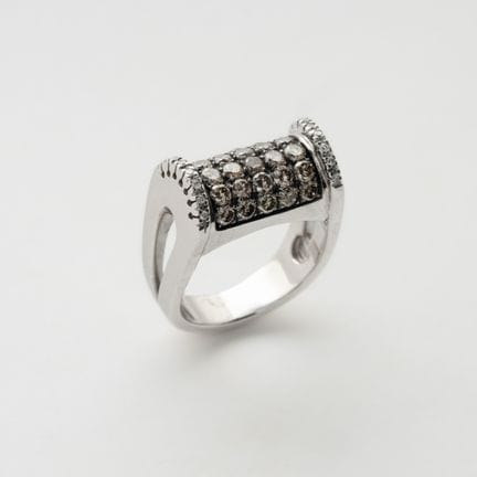 Sortija en oro blanco y pavonado con diamantes tal