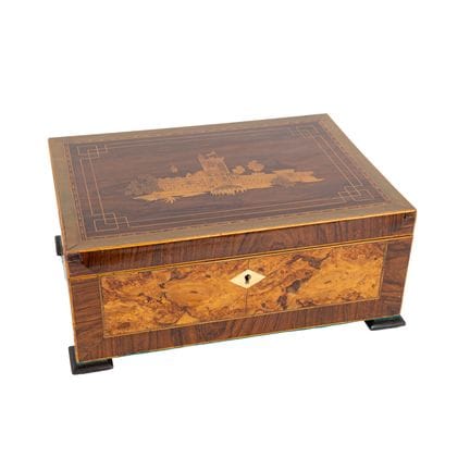 Schatulle aus furniertem Holz und Wurzelholz mit I