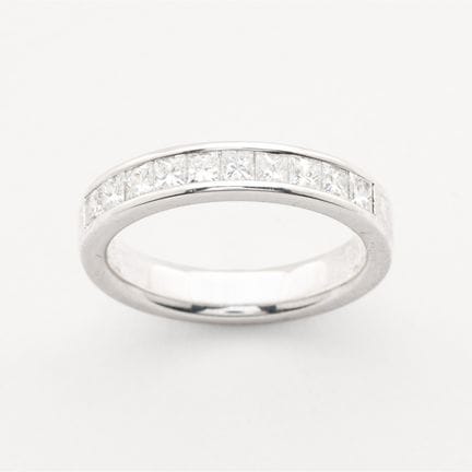 Sortija media alianza en oro blanco con diamantes 