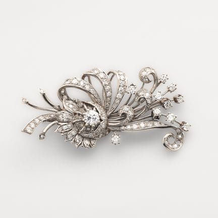 Broche diseño floral en oro blanco con diamantes t