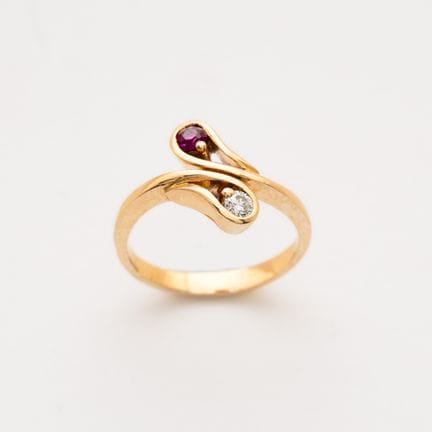 Gold ring with two intertwined bands of brilliant-