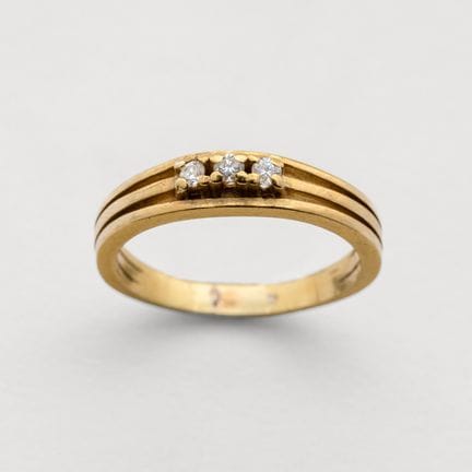 Ring in gold with three brilliant-cut diamonds set