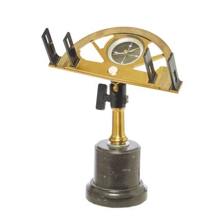 Grafometer aus vergoldeter Bronze auf einem Sockel