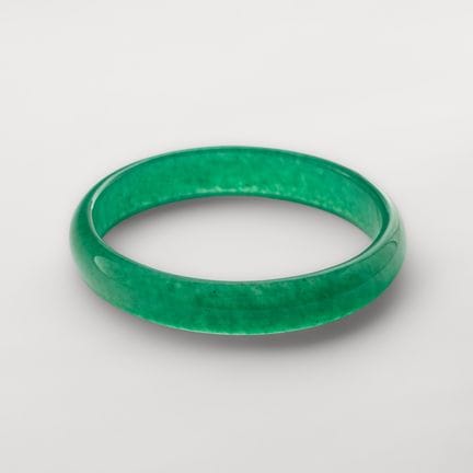 Halbrundes Armband aus Jade.
Innendurchmesser: 7 c