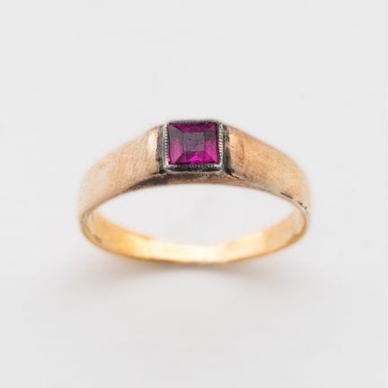 Sortija en oro con símil de rubí de 4 x 4 mm. enga