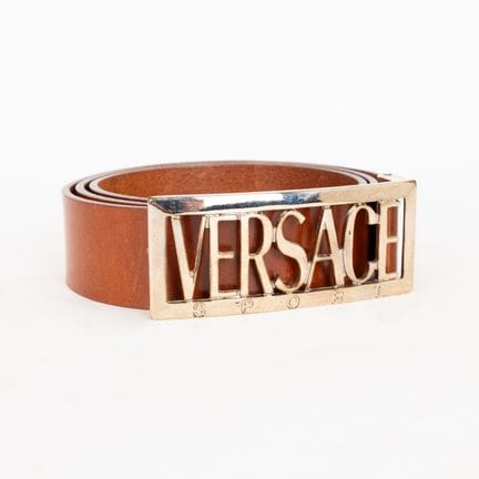VERSACE SPORT. Gürtel aus kamelbraunem Leder mit D