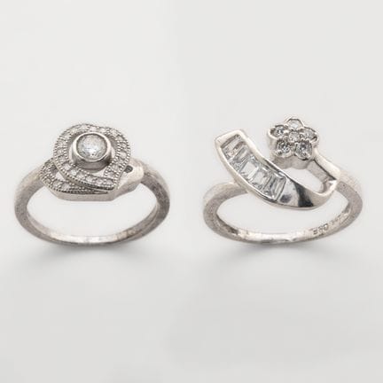Dos sortijas con motivos flor y corazón en plata y