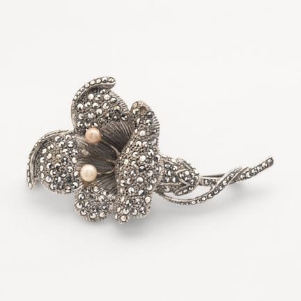 Brosche in Blumenform aus Silber mit Markesiten un