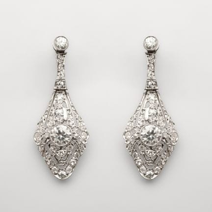 Pendientes largos Art Deco en oro y platino con ca