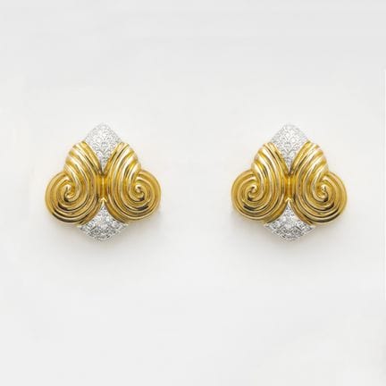 VASARI. Pendientes diseño gallonado en oro bicolor