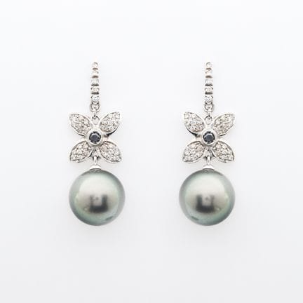 White gold earrings featuring a gradient-style bar
