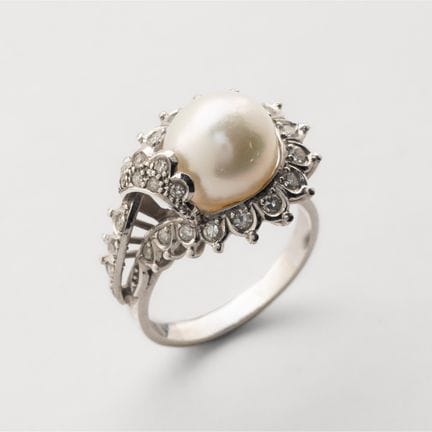 White gold ring with a 10 mm cultured pearl, frame