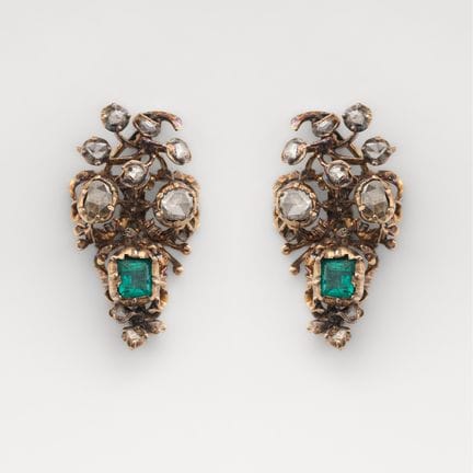 Pendientes isabelinos en oro con esmeralda talla o