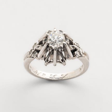 Sortija rosetón en oro blanco con diamantes talla 
