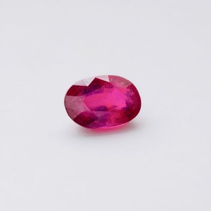 Oval cut ruby of 13 x 9 mm.
Weight: 7.35 ct. appro