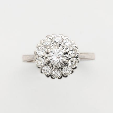 Sortija rosetón en oro blanco con diamantes talla 