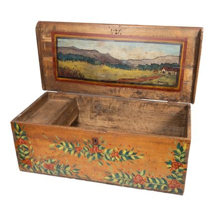 Polychromierte Holzkiste mit pflanzlichen und flor
