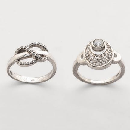 Dos sortijas en plata con circonitas.
Medidas: 10 