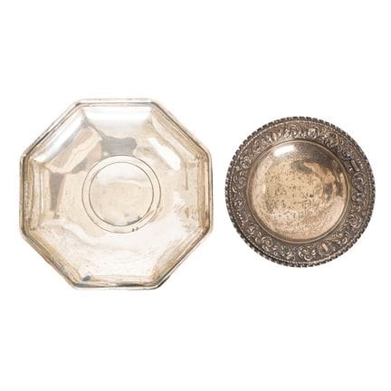 Ein Paar Schalen aus spanischem Silber mit Punzier