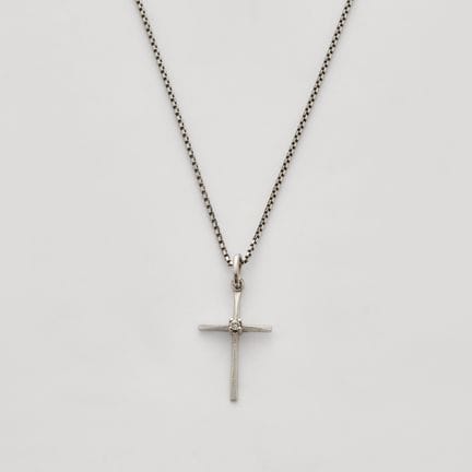 Pendant cross design in matte and shiny white gold