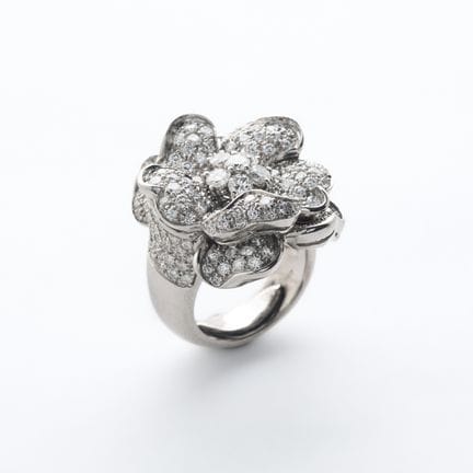 Sortija diseño flor en oro blanco con diamantes ta