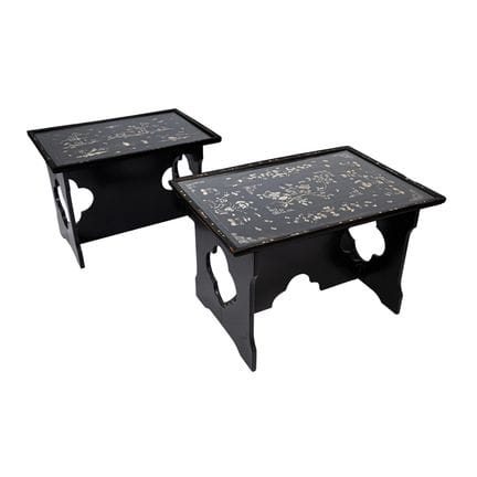 Pareja de mesas orientales en madera ebonizada y s