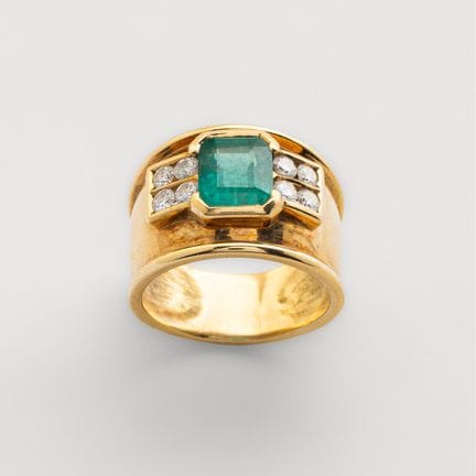 Gold ring with an octagonal-cut emerald set in pro