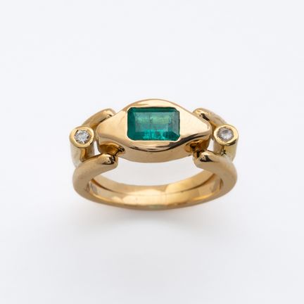 Ring in gold with rectangular emerald guarded by b
