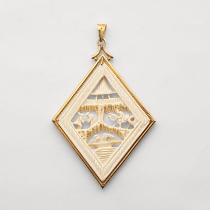 A 14K gold pendant with an openwork rhombus-shaped