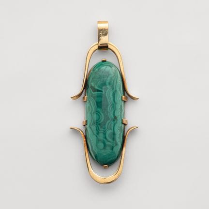 Gold pendant featuring a 38 x 15 mm oval malachite