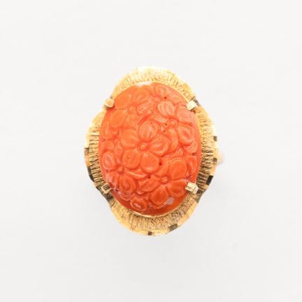 A ring in matte and polished gold featuring a 19 x