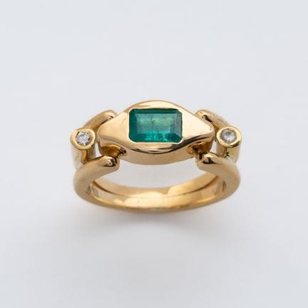 Sortija en oro con esmeralda rectangular custodiad
